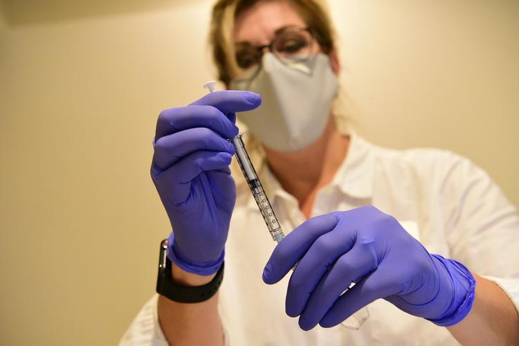 A Johnson &amp; Johnson worker prepares a syringe during the Phase 3 ENSEMBLE trial of its Janssen coronavirus disease (COVID-19) vaccine candidate in an undated photograph. Johnson &amp; Johnson/Handout via REUTERS. ATTENTION EDITORS - NO RESALES.NO ARCHIVES. THIS IMAGE HAS BEEN SUPPLIED BY A THIRD PARTY. Foto: Johnson & Johnson/Ritzau Scanpix