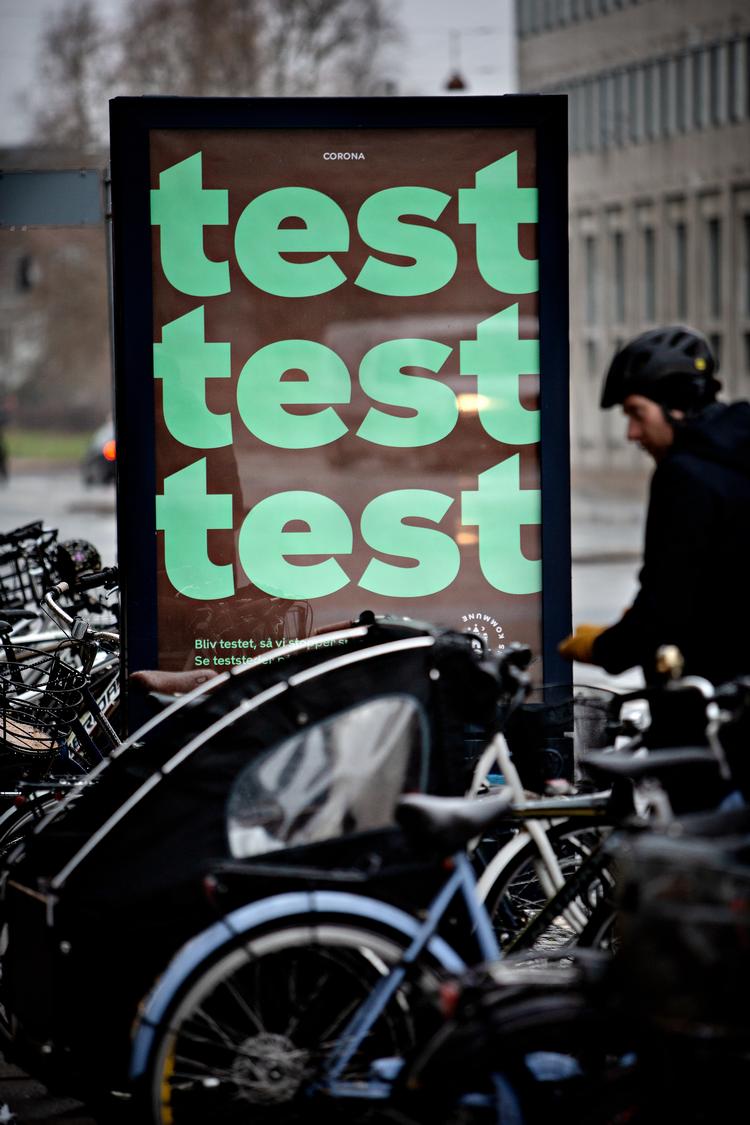 Plakatstanderne er opstillet, så de altid står på tværs af den retning, man bevæger sig i, hvilket betyder, at budskaberne nemt kan afkodes. Til gengæld øger den opstilling standernes klodsede udtryk.  Foto: Martin Lehmann