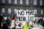 Demonstration foran Christiansborg i september 2020. Flere af de fremmødte protesterede imod de etablerede medier og censur på sociale medier. Foto: Marius Renner/POLFOTO