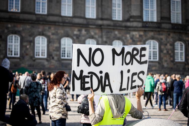 Demonstration foran Christiansborg i september 2020. Flere af de fremmødte protesterede imod de etablerede medier og censur på sociale medier. Foto: Marius Renner/POLFOTO