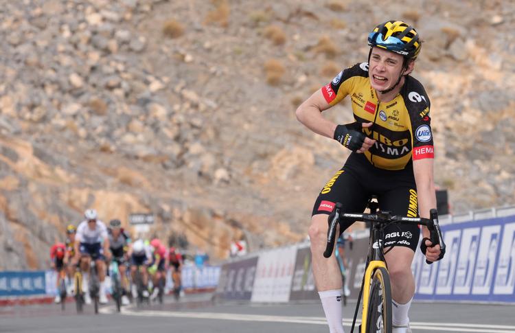 Jonas Vingegaard er klar til at juble over sejren på 5. etape i UAE Tour, mens rivalerne anes i baggrunden.
 Foto: Giuseppe Cacace/Ritzau Scanpix