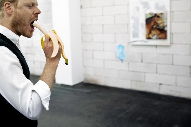 Kuratoren Toke Lykkeberg er den ene af to nye medlemmer af Ny Carlsbergfondets bestyrelse. Her ses han i forbindelse med en kunstudstilling om forlegenhed eller pinlighed, som han i 2014 kuraterede.  Foto: Peter Klint/POLFOTO