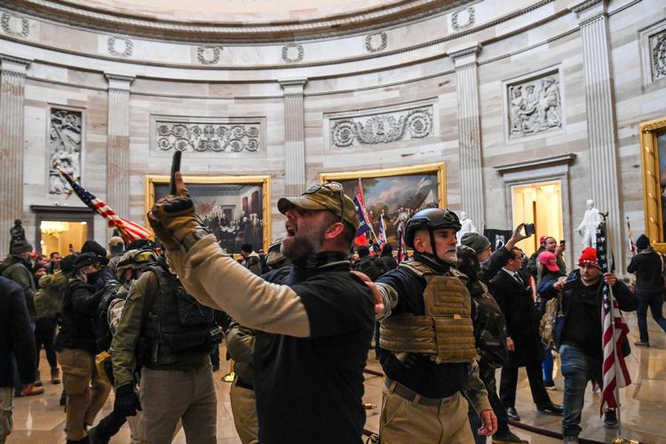 Stormen på Kongressen har i den grad rystet USA. Mere end 200 mennesker tvang sig adgang og fem personer blev dræbt, blandt andet en politimand. Foto: Saul Loeb/Ritzau Scanpix