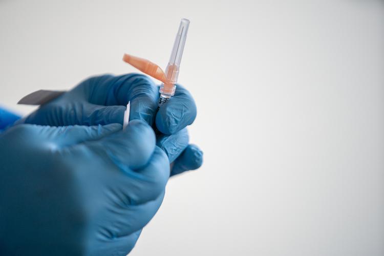 Det bliver nemmere i USA at håndtere vaccine fra Pfizer, hvor ultrakolde temperaturer ikke længere er krav. Foto: Jeenah Moon/Ritzau Scanpix