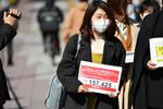 Momoko Nojo står her med petitionen, der blev underskrevet af 157.425 personer. Privatfoto. 