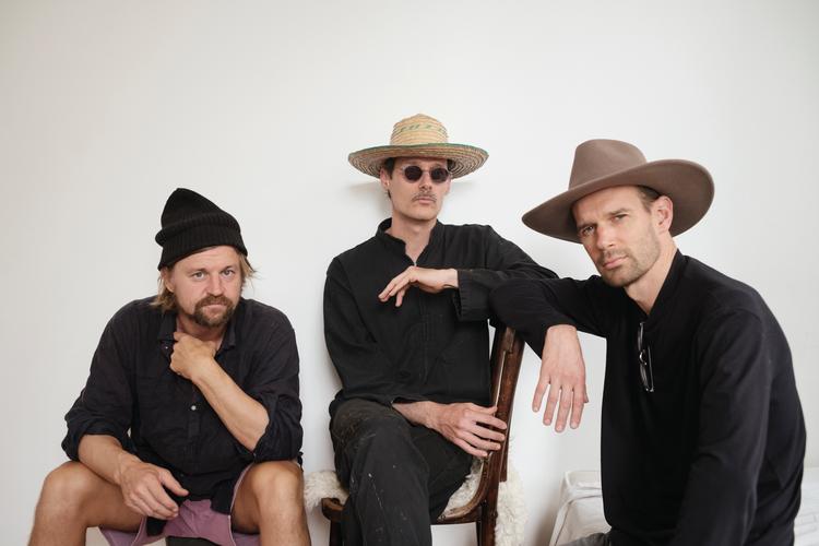 Oliver Hoiness, Jakob Millung og Nikolaj Zeuthen udgør trioen Skammens Vogn Pr-foto: Asbjørn Sand