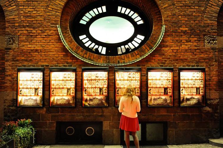 Grand Teatrets facade. Da dette billede blev taget var den amerikanske filmskaber Wes Andersons 'The Grand Budapest Hotel' på plakaten. Foto: Grand Teatret 