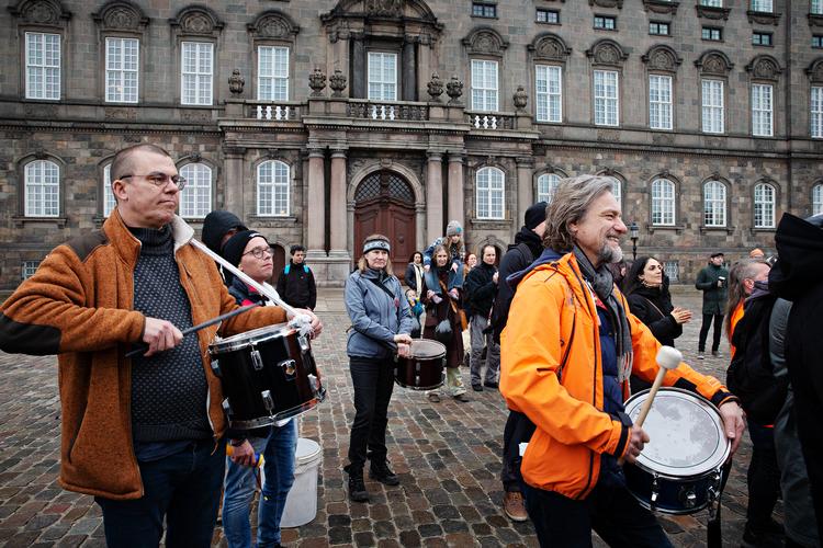 Coronaskeptikere demonstrerer mod epidemilov.
På Chr. Borg. slotsplads. Foto: Martin Lehmann