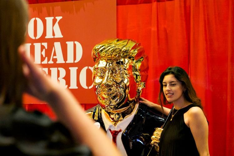 Konservative konferencedeltagere valfarter til en guldstatue af Trump for at få taget et foto.  Foto: Sandra Brovall