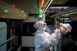 Borgere i Ishøj bliver pcr-testet i en partybus. Billedet er fra i tirsdags. Imens at borgerne bliver testet, kan de lytte til musik og se på diskolys.. (Foto: Mads Claus Rasmussen/Ritzau Scanpix) Foto: Mads Claus Rasmussen/Ritzau Scanpix