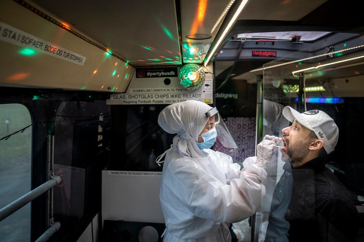 Borgere i Ishøj bliver pcr-testet i en partybus. Billedet er fra i tirsdags. Imens at borgerne bliver testet, kan de lytte til musik og se på diskolys.. (Foto: Mads Claus Rasmussen/Ritzau Scanpix) Foto: Mads Claus Rasmussen/Ritzau Scanpix