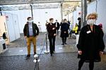 Statsminister Mette Frederiksen (S) og regionsrådsformand Sophie Hæstorp Andersen (S) vises rundt af centerleder Lone Munk Andersen og formand for Region Hovedstadens vaccinetaskforce Jonas Bent Egebart og overværer generalprøve i vaccinationscenteret i Øksnehallen i København, fredag den 26. februar 2021.  Foto: Philip Davali/Ritzau Scanpix