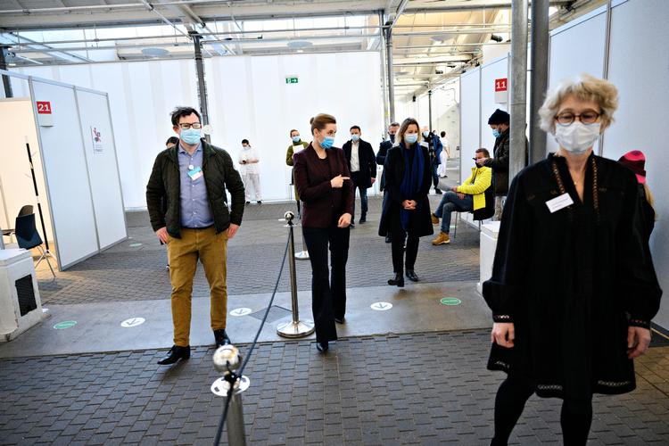 Statsminister Mette Frederiksen (S) og regionsrådsformand Sophie Hæstorp Andersen (S) vises rundt af centerleder Lone Munk Andersen og formand for Region Hovedstadens vaccinetaskforce Jonas Bent Egebart og overværer generalprøve i vaccinationscenteret i Øksnehallen i København, fredag den 26. februar 2021.  Foto: Philip Davali/Ritzau Scanpix