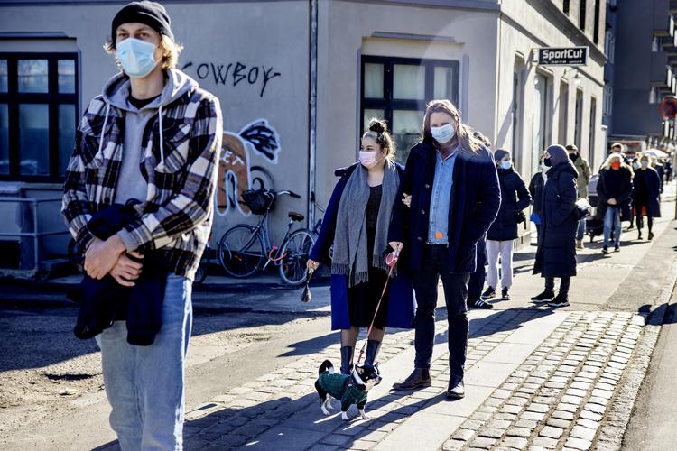 Lørdag stod folk i kø i to timer for at blive testet i det københavnske Nordvestkvarter. Foto: Jacob Ehrbahn/Jacob Ehrbahn