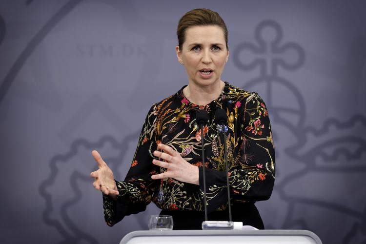 Mette Frederiksen bestiger talerstolen i jakkesæt eller pyntebluser, men hun gemmer de konkrete svar inden i virksom ordskvalder, mener Bettina Heltberg. Foto: Jens Dresling/Ritzau Scanpix