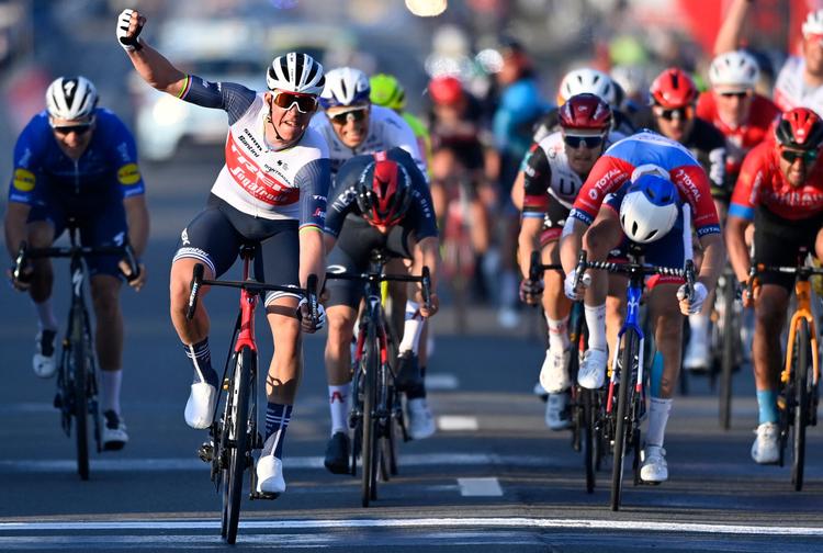 Mads Pedersen har haft tid til at række armen jublende i vejret, mens rivalerne endnu dyster om de sekundære placeringer.
 Foto: Eric Lalmand/Ritzau Scanpix