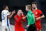Casper Højer og de andre AGF-spillere protesterede voldsomt mod, at dommer Jørgen Daugbjerg Burchardt tildelte FCK et straffespark, efter at han egentlig havde fløjtet kampen af. Det blev tildelt efter videogennemsyn. Foto: Jens Dresling/POLFOTO
