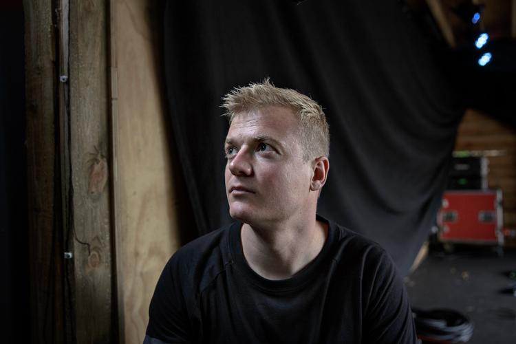  »Det er altid sjovere at slå opad end nedad, men man kan godt gøre grin med almindelige mennesker. Man skal gøre det med kærlighed, men man kan godt mærke nede i maven, om det er i orden. Og jeg gør da også grin med mig selv«, siger komiker og tv-vært Tobias Dybvad.    Foto: Miriam Dalsgaard/POLFOTO