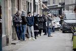 Royal Copenhagen trækker kø, fordi der er kommet termokopper i det traditionelle mågestel, som mange samlere er glade for. Det er værd at stå i kø for en kold forårsmorgen, hvor butikkerne åbner. Foto: Valdemar Ren