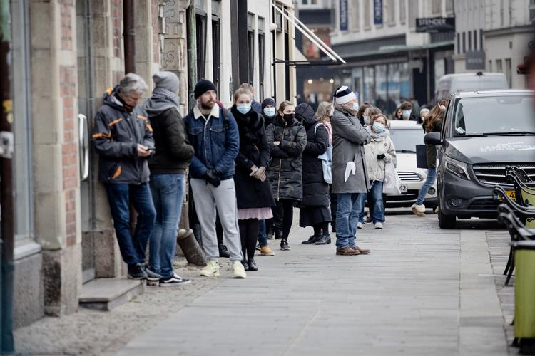 Royal Copenhagen trækker kø, fordi der er kommet termokopper i det traditionelle mågestel, som mange samlere er glade for. Det er værd at stå i kø for en kold forårsmorgen, hvor butikkerne åbner. Foto: Valdemar Ren