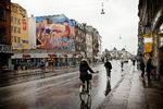 Københavns byrum er fuldt af flere kendte og højt elskede gavlmalerier som ’Cykelpigen’ på Nørrebrogade. Nu leder Golden Days efter en facade til et nyt værk. Foto: Jens Dresling/POLFOTO