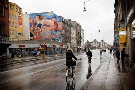 Københavns byrum er fuldt af flere kendte og højt elskede gavlmalerier som ’Cykelpigen’ på Nørrebrogade. Nu leder Golden Days efter en facade til et nyt værk. Foto: Jens Dresling/POLFOTO