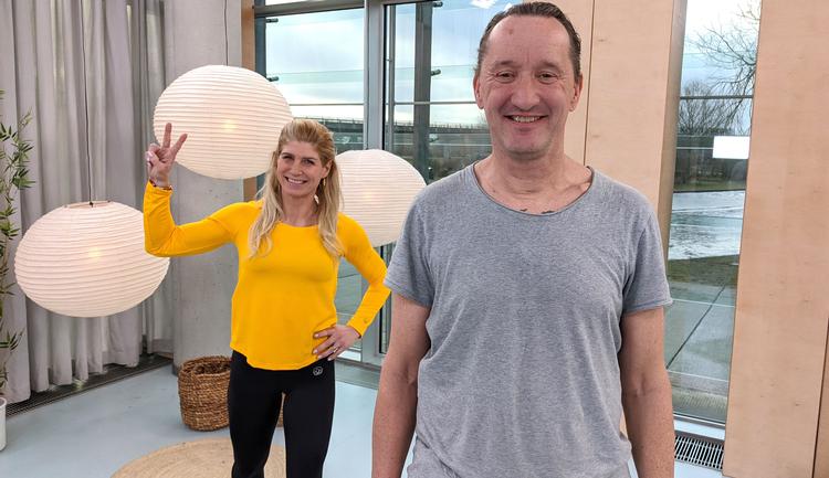 Efter en omgang morgentræning med Rikke Hørlykke, lover Jesper Skibby sig selv, at han skal fortsætte sit nye træningsprogram, når han er hjemme, og der ikke længere er kamera på. Foto: Morten Darving Schlüter