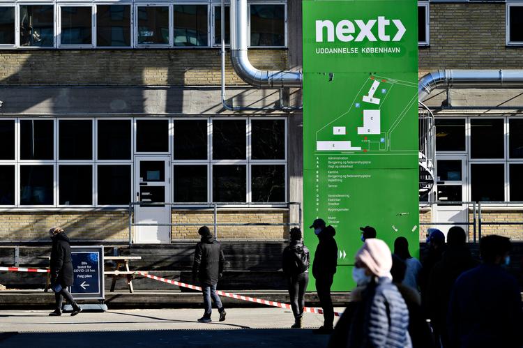 Mange står i kø for at blive testet på NEXT i København NV. Nu benyttes en test, der hurtigere kan vise, om en positiv coronatest er med en variant, der holdes øje med. Foto: Philip Davali/Ritzau Scanpix