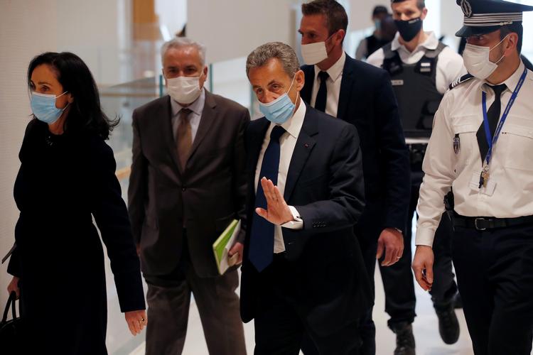 Sarkozy ankommer til domstolen, hvor han skal modtage sin dom.  Foto: Gonzalo Fuentes/Ritzau Scanpix