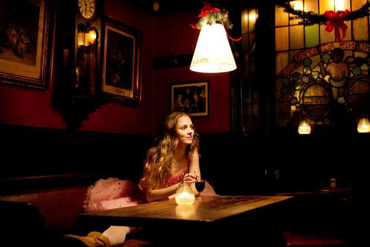 Med podcastprogrammet ’Kundskabens Hotel’ kan du komme på litterær druktur rundt i København, hvor man blandt andet kommer forbi Hviids Vinstue. Her er det balletdanser Susanne Grinder fotograferet på det historiske værtshus. Foto: Peter Hove Olesen/POLFOTO