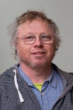     Thorkild RasmussenSalon Klip &amp; Z.Vi taler med kunderne - og får lov at fotografere før og efter i præcis samme beskæring og samme baggrund - så vi kan lave noget funky som superartikel. Og lave en printartikel er først og fremmest er visuel.    Foto: Finn Frandsen/POLFOTO