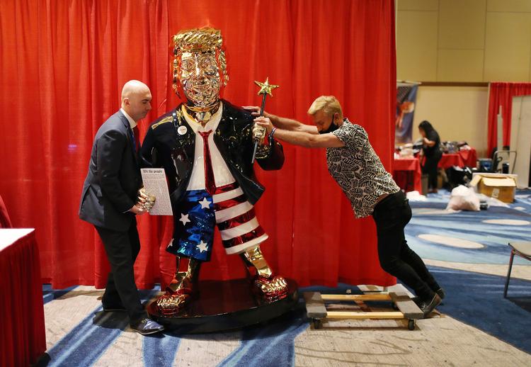     ORLANDO, FLORIDA - FEBRUARY 27: Matt Braynard (L) helps artist Tommy Zegan (R) move his statue of former President Donald Trump to a van during the Conservative Political Action Conference on February 27, 2021 in Orlando, Florida. Begun in 1974, CPAC brings together conservative organizations, activists, and world leaders to discuss issues important to them. Joe Raedle/Getty Images/AFP == FOR NEWSPAPERS, INTERNET, TELCOS &amp; TELEVISION USE ONLY ==   Foto: Joe Raedle/Ritzau Scanpix