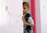 13-årige Ahmadiya Juaidi står i indgangen til sit værelse på al-Sabeen hospitalet i Sanaa, hvor hun er indlagt på grund af underernæring.  Krigsramte Yemen er på vej mod en sultkatastrofe.  Foto: Khaled Abdullah/Ritzau Scanpix