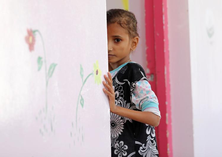 13-årige Ahmadiya Juaidi står i indgangen til sit værelse på al-Sabeen hospitalet i Sanaa, hvor hun er indlagt på grund af underernæring.  Krigsramte Yemen er på vej mod en sultkatastrofe.  Foto: Khaled Abdullah/Ritzau Scanpix