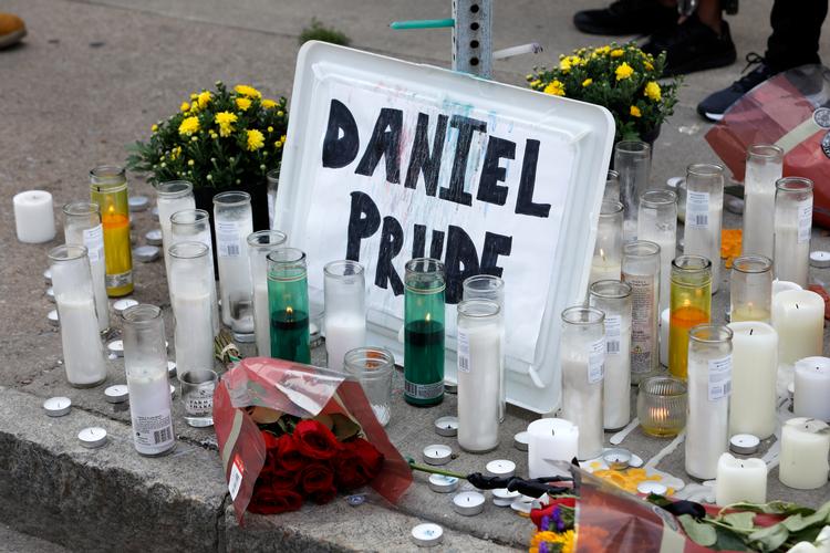 Et intermistisk mindested på det sted, Daniel Prude blev anholdt ved en af de sager, der har udløst kritik af politiets fremfærd mod afrikansk-amerikanske mænd i USA. Foto: Lindsay Dedario/Ritzau Scanpix