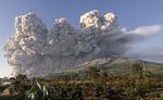 En vulkan på øen Sumatra er gået i udbrud.  Foto: Antara Foto/Ritzau Scanpix