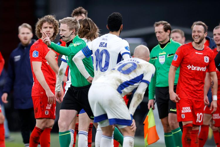 Det var et virvar, da dommeren tilkendte FCK straffespark efter VAR-gennemsyn og efter slutfløjt i kampen mod AGF. Foto: Jens Dresling/POLFOTO
