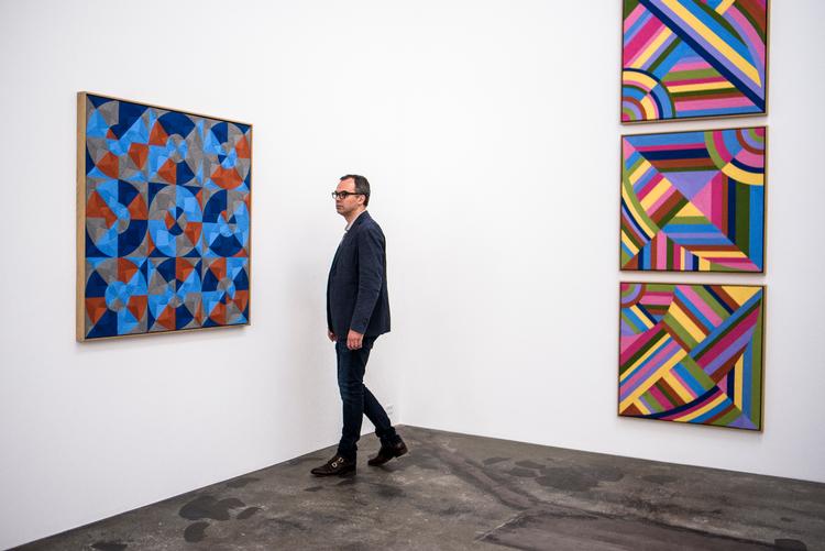 Gallerierne må holde åbent ligesom andre butikker, og de er i reglen åbne for alle, også selv om man ikke køber noget. Så savner du at kigge på kunst, er det bare med at komme afsted. Billedet er fra Galleri Nils Stærk i København NV.  Foto: Anders Rye Skjoldjensen/POLFOTO