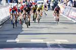 Emma Norsgaard (yderst t.v.) bliver fanget af den belgiske mester Lotte Kopecky i Le Samyn og må se sig henvist til andenpladsen. Foto: Photo Gomez Sport/Movistar Team. 