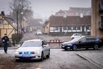 Civile politibiler bringer tirsdag mistænkte i terrorsag til Retten i Holbæk. Her fik de forlænget deres varetægtsfængsling frem til 25. marts.  I alt 13 personer er indtil videre mistænkt for at ville planlægge et eller flere terrorangreb i Danmark eller Tyskland. Foto: Mads Claus Rasmussen/Ritzau Scanpix
