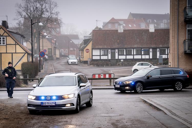 Civile politibiler bringer tirsdag mistænkte i terrorsag til Retten i Holbæk. Her fik de forlænget deres varetægtsfængsling frem til 25. marts.  I alt 13 personer er indtil videre mistænkt for at ville planlægge et eller flere terrorangreb i Danmark eller Tyskland. Foto: Mads Claus Rasmussen/Ritzau Scanpix
