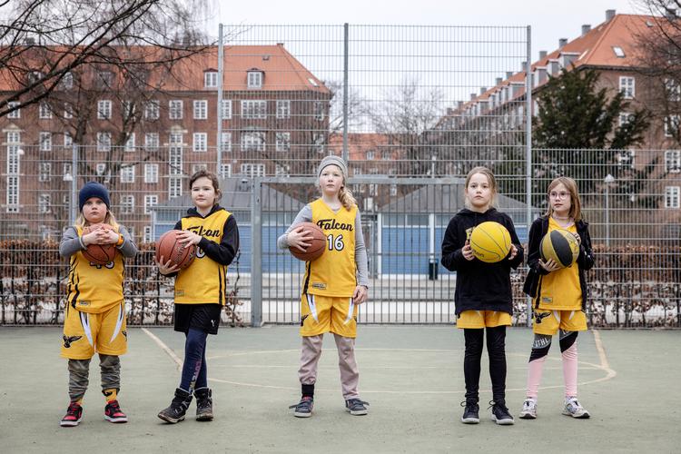 Pigerne fra Falcon Basketball Klub, der er i niårsalderen, trænede for første gang i flere måneder 2. marts. Foto: Jesper Houborg/POLFOTO