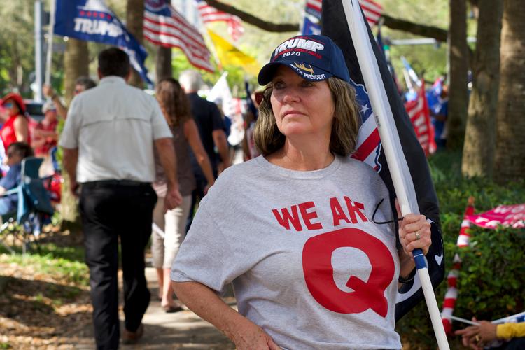 En QAnon-tilhænger i Florida venter på at høre Trump tale. Arkivfoto: Sandra Brovall 