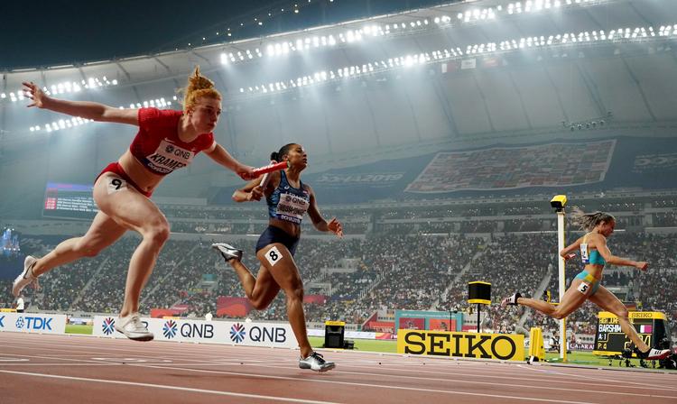 Mathilde Kramer (tv.), der her ses i aktion på stafetten ved det seneste store internationale atletikmesterskab, VM i Doha 2019, skal i denne weekend slås for point til dansk atletik, der håber på en kvindelig stafet til OL denne sommer.  Foto: Pawel Kopczynski/Ritzau Scanpix