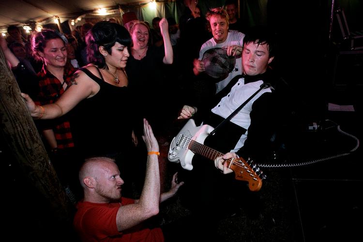 Gutter Island er en genrefestival for garagerock. På billedet ses danske Thee Attacks under en koncert på festivalen.  Foto: Finn Frandsen/POLFOTO