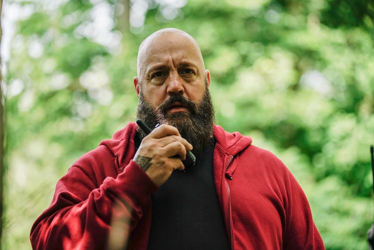 Kevin James har skiftet den familievenlige rolle i 'Kongen af Queens' ud med en psykopatisk sadist i 'Becky'.  Foto: Presse: Boulderlight Pictures 