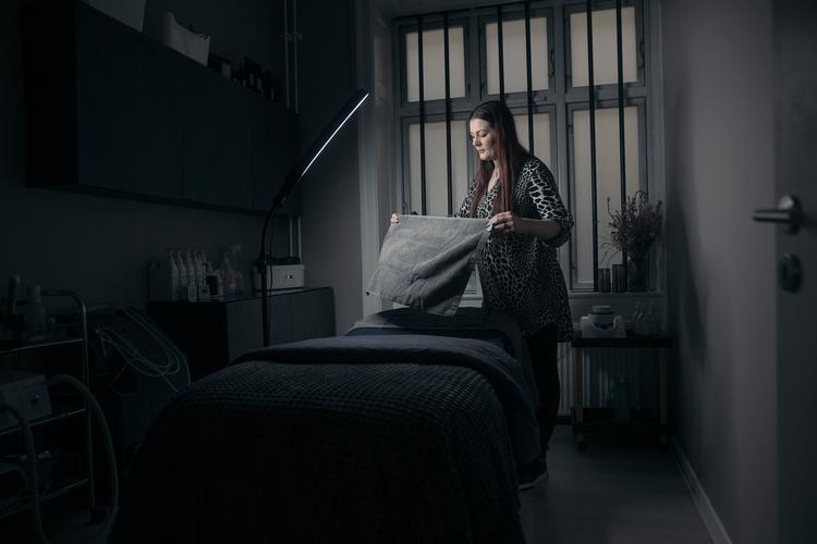 I skønhedssalonen Beauty Ink ved Karina Majlund Bredahl, at det bliver et svært år. For uanset hvor hurtigt hun får lov til at åbne, kan hun ikke indhente, hvad hun er bagud. Hun har kun to hænder - og kunderne  får ikke lavet de bryn, de skulle have lavet i januar, når de kommer tilbage.  Foto: Peter Hove Olesen/POLFOTO