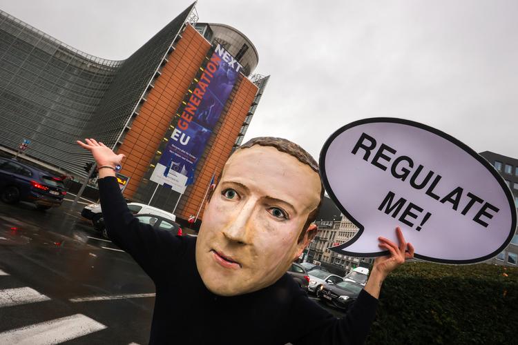 Mange forskellige røster melder sig med kravet om regulering af blandt andet Facebook. Her står en aktivist med en Mark Zuckerberg-maske ved Europa-Kommissionens bygning i Bruxelles. Arkivfoto Olivier Matthys/Ritzau Scanpix