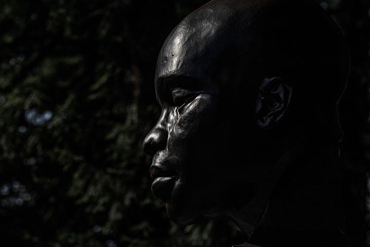 PORTLAND, OR - MARCH 01: A statue of York, the only Black member of the Lewis and Clark Corps of Discovery, stands in Mt. Tabor Park where it was mysteriously erected last week on March 1, 2021 in Portland, Oregon. The statue was mounted at the previous location of a memorial to Harvey Scott, a vocal conservative who fought against women's suffrage, which was torn down by activists during racial justice protests last year. Nathan Howard/Getty Images/AFP == FOR NEWSPAPERS, INTERNET, TELCOS &amp; TELEVISION USE ONLY == Foto: Nathan Howard/Ritzau Scanpix
