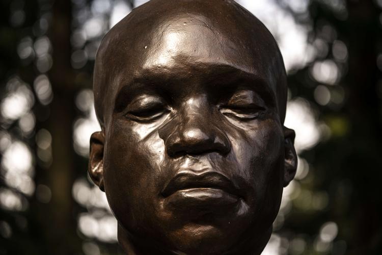 PORTLAND, OR - MARCH 01: A statue of York, the only Black member of the Lewis and Clark Corps of Discovery, stands in Mt. Tabor Park where it was mysteriously erected last week on March 1, 2021 in Portland, Oregon. The statue was mounted at the previous location of a memorial to Harvey Scott, a vocal conservative who fought against women's suffrage, which was torn down by activists during racial justice protests last year. Nathan Howard/Getty Images/AFP == FOR NEWSPAPERS, INTERNET, TELCOS &amp; TELEVISION USE ONLY == Foto: Nathan Howard/Ritzau Scanpix